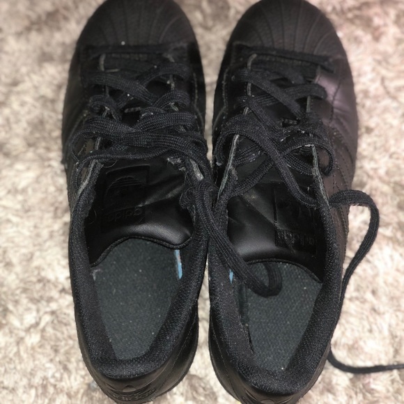 Boy’s Adidas shell toe sneakers - Picture 2 of 6